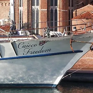 ** Hotel en barco Boat & Breakfast Caicco Freedom Italia